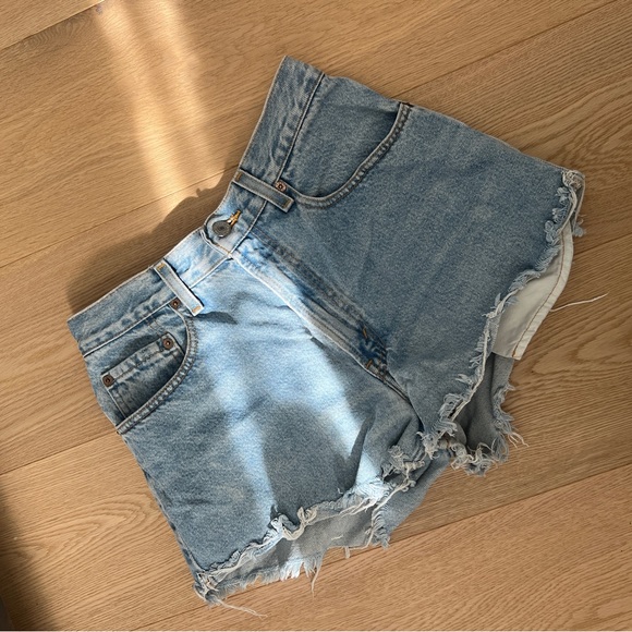 Vintage Levi cutoff shorts - Picture 2 of 3